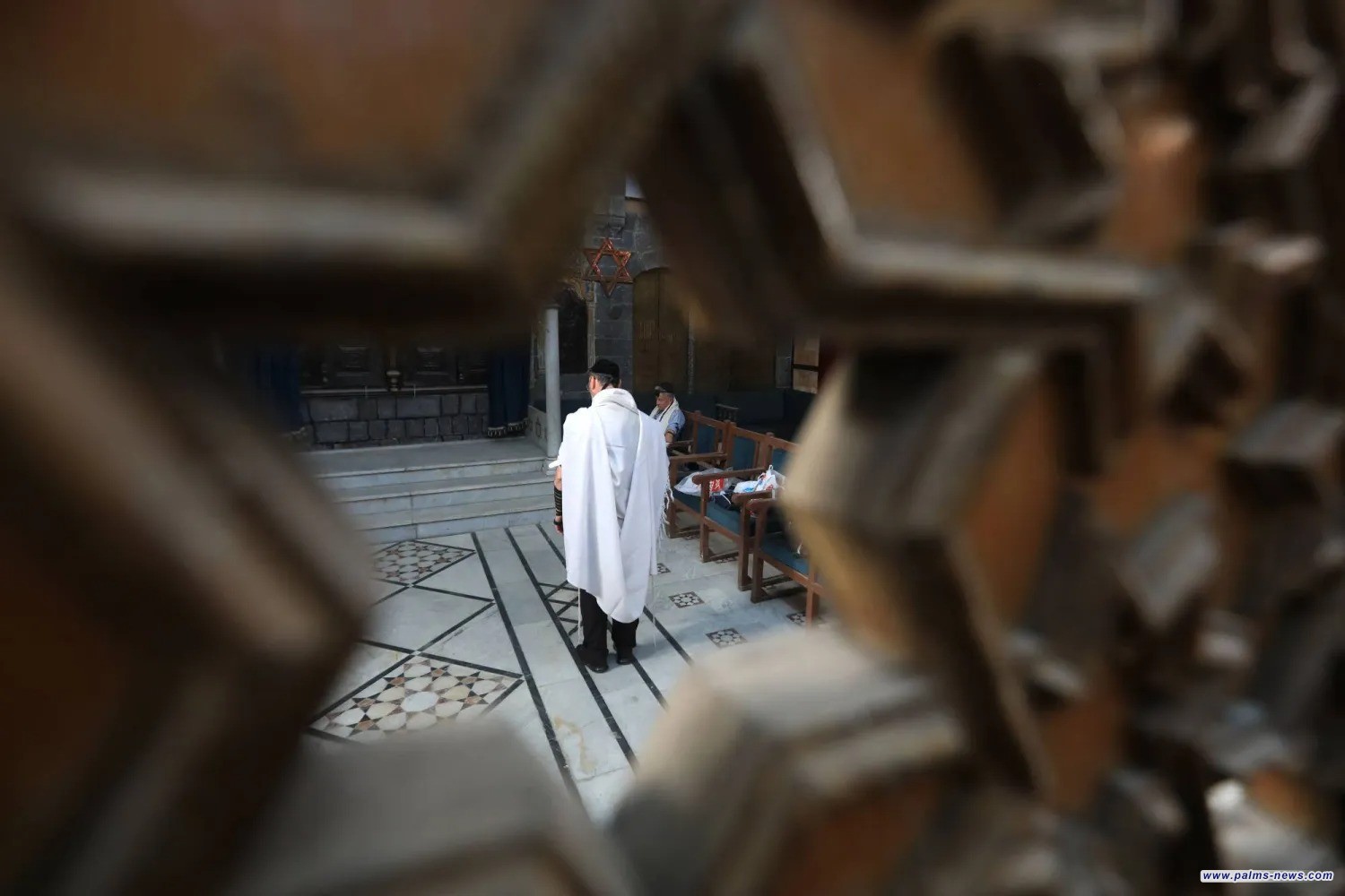 يهود سوريون يصلّون في «كنيس الإفرنج» بدمشق